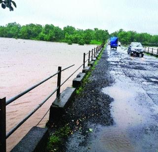 The pool in Karjat taluka is dangerous | कर्जत तालुक्यातील पूल धोकादायक