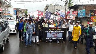 हिंसेला विरोध करण्यासाठी साताऱ्यात भरपावसात मोर्चा