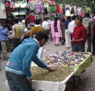 Conflicts between the human chain on Tuesday for the hawkers | मानवी साखळीद्वारे मंगळवारी फेरीवाल्यांना होणार विरोध