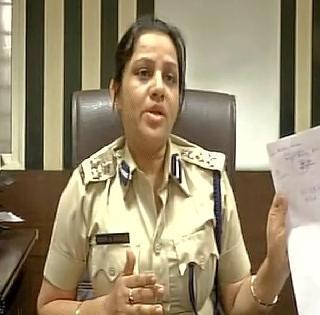 The woman officer who was exposing corruption has changed her name instead of cursing her | भ्रष्टाचार उघड करणा-या महिला अधिका-याला शाबासकीऐवजी मिळाली बदली