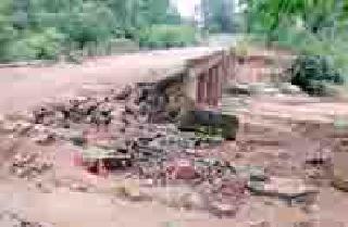 A broken bridge triggers the risk of passengers | तुटलेल्या पुलामुळे प्रवाशांना धोका