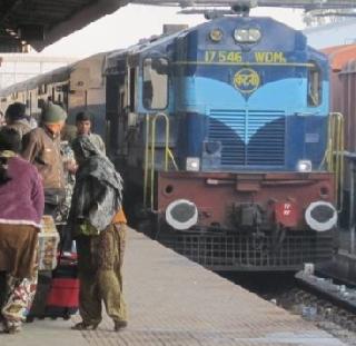 VIDEO: Even after going to train, he read it | VIDEO : अंगावरुन ट्रेन जाऊनही तो वाचला