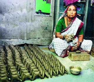 The tradition of making the bulls of the soil still survive | मातीचे बैल बनविण्याची परंपरा अद्यापही टिकून The tradition of making the bulls of the soil still survive | मातीचे बैल बनविण्याची परंपरा अद्यापही टिकून
