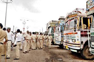 Demand for providing space for vehicles | वाहने लावण्यासाठी जागा देण्याची मागणी Demand for providing space for vehicles | वाहने लावण्यासाठी जागा देण्याची मागणी