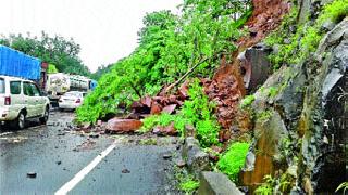 Traffic jam due to crackdown in Kasara Ghat | कसारा घाटात दरड कोसळल्यामुळे वाहतूक ठप्प Traffic jam due to crackdown in Kasara Ghat | कसारा घाटात दरड कोसळल्यामुळे वाहतूक ठप्प