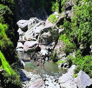 Amarnath pilgrims die in buses, 17 pilgrims die | अमरनाथ यात्रेकरूंची बस दरीत कोसळली, १७ भाविकांचा मृत्यू