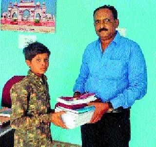 Admitted to the child's suicide bomber for education! | आत्महत्याग्रस्त कुटुंबातील मुलास शिक्षणासाठी मंडळ अधिकाऱ्याने घेतले दत्तक!