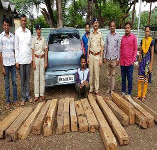 Near the Chopda caught both the wood with wooden wood | चोपडय़ाजवळ सागवान लाकडासह दोघांना पकडले