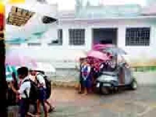 When the digital school roof of Adil is inundated! | अड्याळ येथील डिजिटल शाळेचे छत गळू लागते तेव्हा!