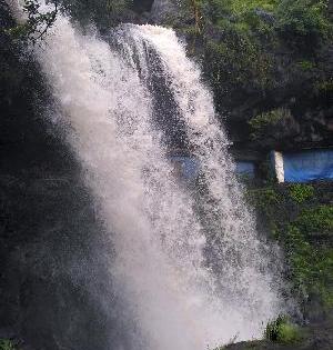 Cascade waterfall from the cave in the mountain | डोंगरातील गुहेवरून कोसळतोय धबधबा