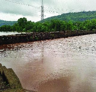 Massive rain disrupts life span | मुसळधार पावसाने जनजीवन विस्कळीत