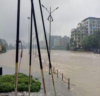 Citizens warn of floods that flooded the Kamwari river in Bhiwandi | भिवंडीतील कामवारी नदीला आला पूर, नागरिकांना सतर्कतेचा इशारा