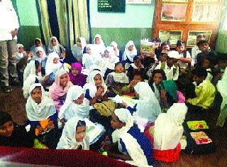 School filled with teachers for Zilla Parishad! | शिक्षकासाठी जिल्हा परिषदेत भरली शाळा!