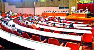 Party rebukes: The role of the legislators will be presented by the mayor | पक्षाने फटकारले : महापौरच मांडणार सत्ताधाऱ्यांची भूमिका Party rebukes: The role of the legislators will be presented by the mayor | पक्षाने फटकारले : महापौरच मांडणार सत्ताधाऱ्यांची भूमिका