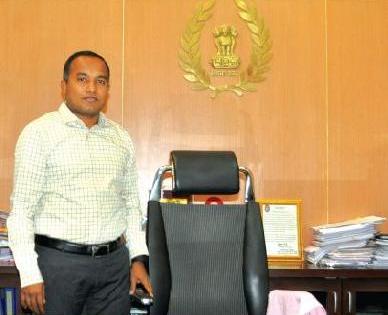'Disaster' on District Collector: Court order to seize chairs | जिल्हाधिकाऱ्यांवर ‘आपत्ती’ : खुर्ची जप्त करण्याचे न्यायालयाचे आदेश 'Disaster' on District Collector: Court order to seize chairs | जिल्हाधिकाऱ्यांवर ‘आपत्ती’ : खुर्ची जप्त करण्याचे न्यायालयाचे आदेश
