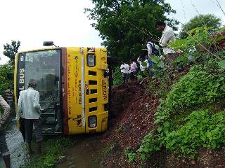 Primary school bus overflows, kids safe | प्राथमिक शाळेची बस पलटली, मुले सुरक्षित Primary school bus overflows, kids safe | प्राथमिक शाळेची बस पलटली, मुले सुरक्षित