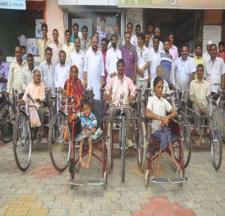 Allotment of literature to 57 bodies in the palanquin | पाळधी येथे 57 दिव्यांगांना साहित्य वाटप