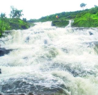 Triple reserves of dam in heavy dam | जोरदार पावसाने धरणात तिप्पट साठा