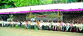 To engage in the service, hold the members of the group | सेवेत सामावून घेण्यासाठी गटसचिवांचे धरणे To engage in the service, hold the members of the group | सेवेत सामावून घेण्यासाठी गटसचिवांचे धरणे