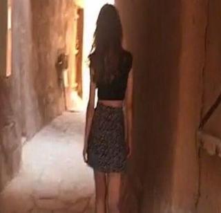 As a mini skirt inserted "that" teenager arrested | मिनी स्कर्ट घातला म्हणून "त्या" तरूणीला अटक