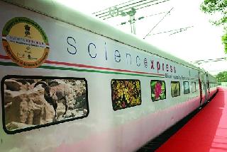 'Science Express' stay awake in Akola! | ‘सायन्स एक्स्प्रेस’ला हवा अकोल्यात थांबा!