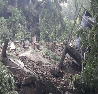 Two old buildings in MHADA collapsed in Thane | ठाण्यात म्हाडाच्या 2 जुन्या इमारती कोसळल्या