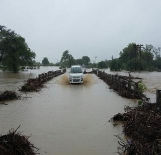 Water on the bridge of Yashoda river with torrential rains | मुसळधार पावसाने यशोदा नदीच्या पुलावर पाणी