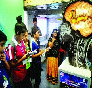 Students' queue for Science Express | सायन्स एक्स्प्रेससाठी विद्यार्थ्यांच्या रांगा