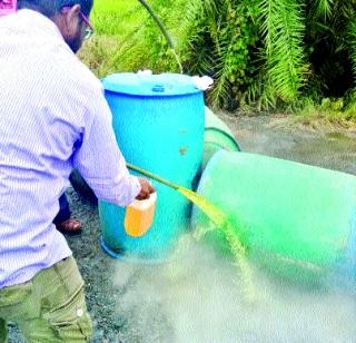 Pipes of chemicals that were cast before school | शाळेजवळच टाकली रसायनांची पिंपे