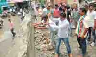 Damage from the wall of the building after the Ambedevi temple | अंबादेवी मंदिरासमोरील भिंतीची मनसेकडून तोडफोड