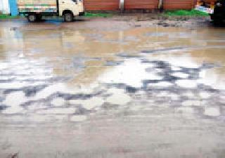 The roads were broken due to the rain | पावसामुळे रस्ते उखडले