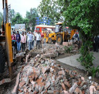 The encroachment on Ajitha Chaufuli in Jalgaon flattened | जळगावातील अजिंठा चौफुलीवरील अतिक्रमण जमीनदोस्त