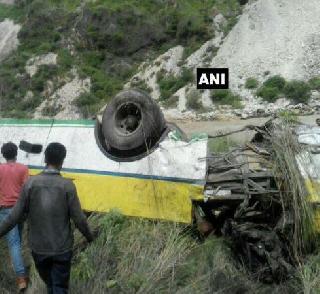 Himachal Pradesh: 28 passengers died in a collapse in the valley | हिमाचल प्रदेश - बस दरीत कोसळून 28 प्रवाशांचा मृत्यू