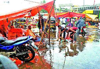 Heavy rains left the market for weeks | मुसळधार पावसाने आठवडे बाजार जलमय