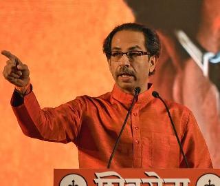 Sonia Gandhi should resign from Kanni Nizam and show national arrows - Uddhav Thackeray | सोनिया गांधींनी कानडी निजामाचा राजीनामा घेऊन राष्ट्रीय बाणा दाखवावा - उद्धव ठाकरे