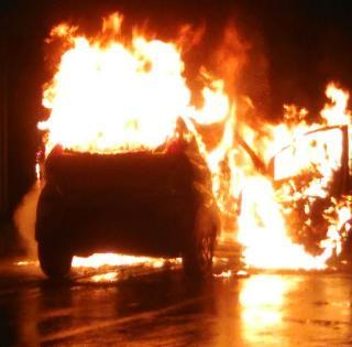 Burning car thump on the Wakad road .... | वाकड रस्त्यावर बर्निंग कारचा थरार ....