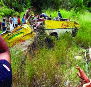 Bus collapsed in the valley and killed 28 passengers | बस दरीत कोसळून २८ प्रवासी ठार