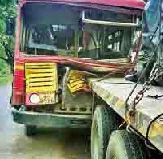 17 passengers seriously injured in bus collision | उभ्या ट्रेलरवर बस आदळून १७ प्रवासी गंभीर जखमी