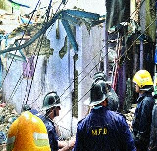 Monsoon rains, 11 hurt in building collapse | पावसाचा मारा कायम, धारावीत बांधकाम कोसळून ११ जखमी