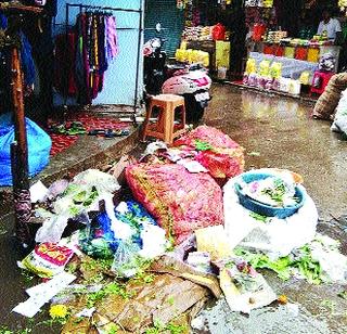 The garbage dump in the Karjat market | कर्जत बाजारपेठेत कचऱ्याचे ढीग