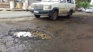 Opening the pole in the first rain .. .. the road paved the way round! | पहिल्याच पावसात पोल खोल.. .. रस्त्याचे खड्डे कसे गोल गोल !