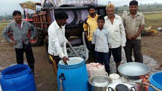 Bread water needs to be taken in rainy season | ऐन पावसाळ्यातही घ्यावं लागतंय विकतचं पाणी