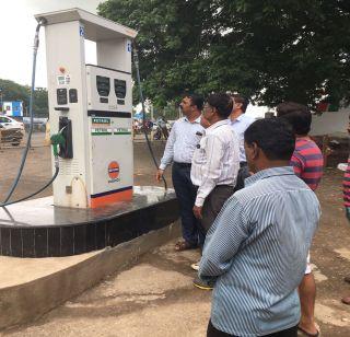 Petrol pump scam in Pune, Indian Oil Petrol Pump Banana Seal | पुण्यातही पेट्रोल पंप घोटाळा, इंडियन ऑईल पेट्रोल पंप केलं सील