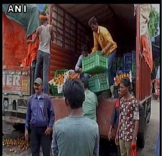 Security guards deployed to prevent the theft of tomatoes | टोमॅटोची चोरी होऊ नये म्हणून तैनात केले सुरक्षा रक्षक