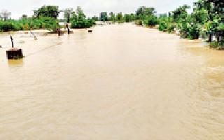 Every year the villages are flooded with floods, Santosh Bakawati. | त्या गावांना दरवर्षी बसतो पुराचा फटका संतोष बुकावन ।