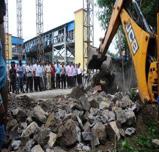 Due to the burning walls of the Jalgaon wall, open the road to the railway station road | जळगावत भिंत पाडल्याने रेल्वे स्टेशन रस्त्याचा मार्ग मोकळा