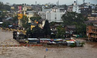 Livelihood of an old man carrying a flood | पुरात वाहून जाणाऱ्या वृद्धाला जीवदान