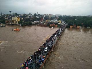 Godavari flood; Dundo maruti swept away | गोदावरीला पूर; दुतोंड्या मारूती बुडाला