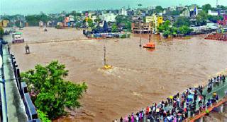 Godavari at danger level | गोदावरी धोक्याच्या पातळीवर