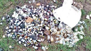 Drugs worth thousands of rupees beside the road | रस्त्याशेजारी फेकली हजारो रुपयांचे औषध